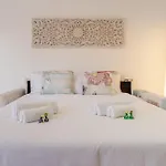 El Mocan Deluxe House - Padel, Pool & Terrace 아로나